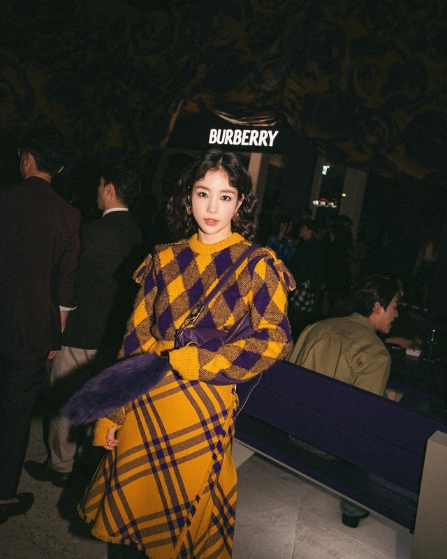 Đổi mới tủ đồ với trang phục họa tiết ô kim cương đầy phá cách - Ảnh 2.