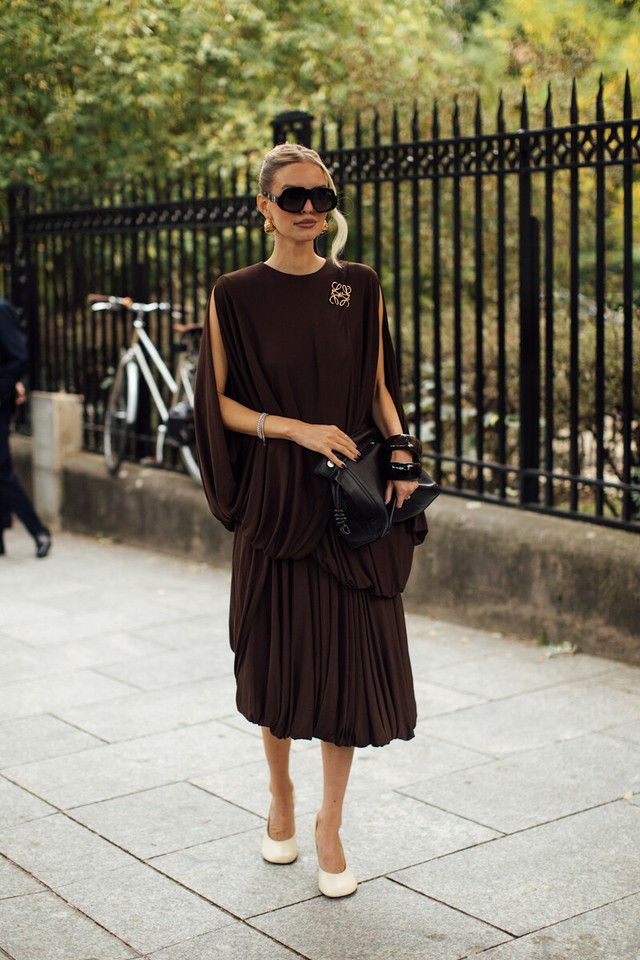 Váy cocktail, quần tây, giày cao gót...sự dung hòa giữa ban ngày và tiệc tối  - Ảnh 1.