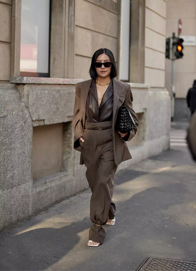 Váy cocktail, quần tây, giày cao gót...sự dung hòa giữa ban ngày và tiệc tối  - Ảnh 2.