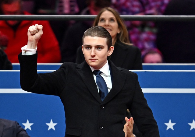 Tòa án Anh xử tên hành hung người phụ nữ được 'cậu ấm' nhà Trump cứu mạng - Ảnh 1.