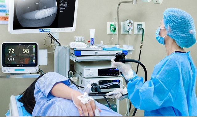 Một ph&uacute;t bất cẩn: Nuốt b&agrave;n chải khi tự khều thức ăn ở họng - Ảnh 1.