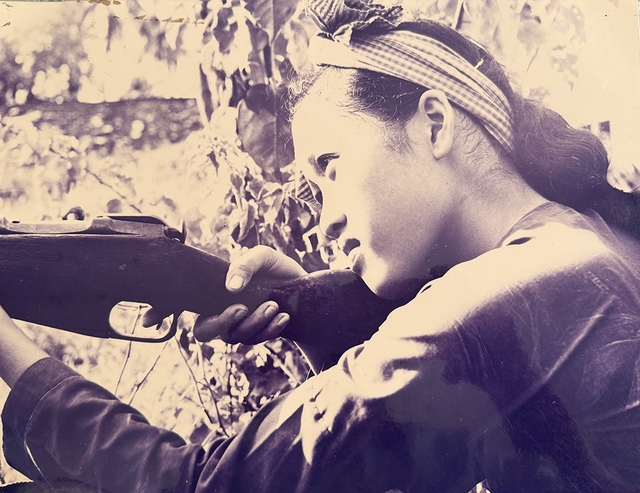 Nữ anh h&ugrave;ng cắm cờ giải ph&oacute;ng Chi khu Ng&atilde; Năm- Ảnh 2.