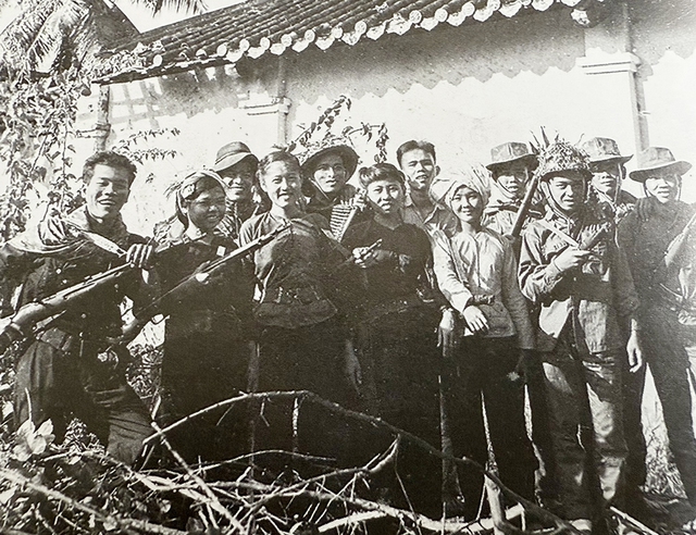 Nữ anh h&ugrave;ng cắm cờ giải ph&oacute;ng Chi khu Ng&atilde; Năm- Ảnh 3.