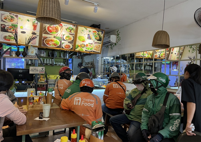 Thị trường giao đồ ăn nhanh tỉ USD: Tiện nhưng ai lợi?- Ảnh 1. Thị trường giao đồ ăn nhanh tỉ USD: Tiện nhưng ai lợi?- Ảnh 1.