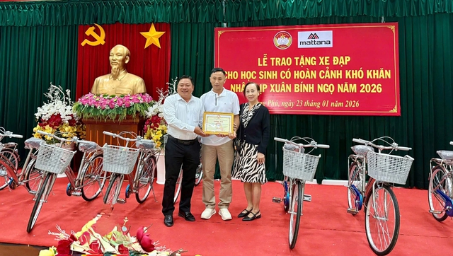 Giải pickleball từ thiện Mattana trao tặng 500 xe đạp đến học sinh kh&oacute; khăn- Ảnh 3.
