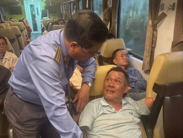 Chuyến t&agrave;u đặc biệt của h&agrave;nh kh&aacute;ch mất tứ chi mang lại t&igrave;nh người ấm &aacute;p - Ảnh 1.