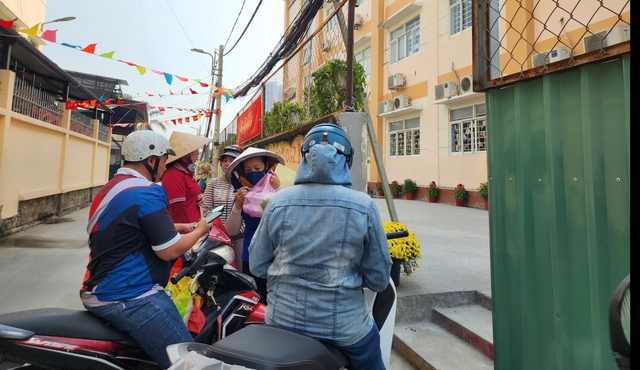 Mang cơm đến trường, phụ huynh bật kh&oacute;c lo lắng bữa ăn b&aacute;n tr&uacute; của con - Ảnh 1.