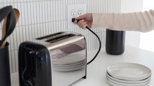 7 vật dụng phải rút phích cắm ngay trước khi ra khỏi nhà - Ảnh 1.