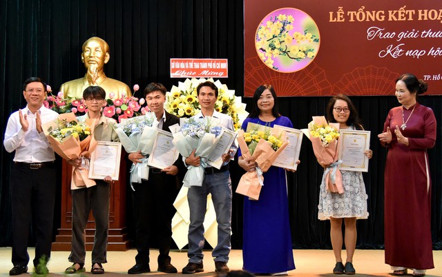 Nh&agrave; văn B&igrave;nh Dương, B&agrave; Rịa &ndash; Vũng T&agrave;u, TP.HCM 'về chung một nh&agrave;' nhận giải thưởng- Ảnh 3.