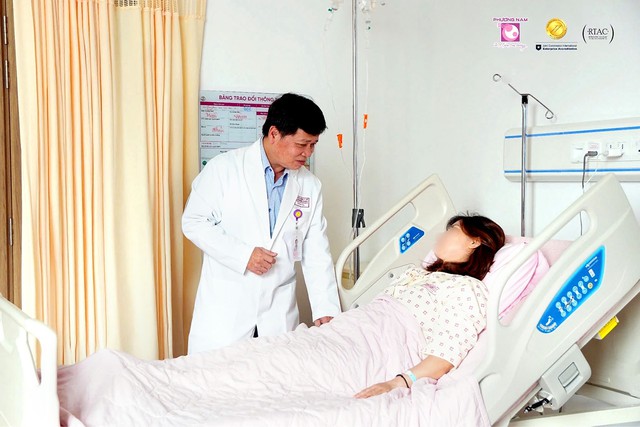 TP.HCM: Tưởng vi&ecirc;m đường tiểu, ai ngờ u xơ tử cung chằng chịt, đe dọa t&iacute;nh mạng- Ảnh 1.