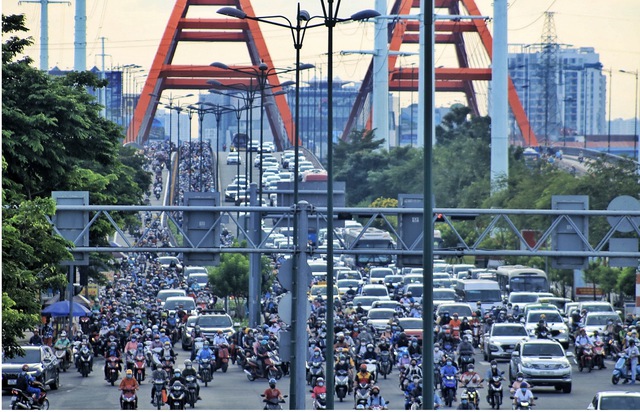 V&igrave; sao TP.HCM chưa cho &ocirc; t&ocirc; chạy v&agrave;o l&agrave;n xe m&aacute;y tr&ecirc;n đường Phạm Văn Đồng? - Ảnh 1.