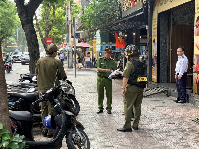 TP.HCM sắp thí điểm cho người dân đăng ký sử dụng tạm thời vỉa hè qua phần mềm- Ảnh 3. TP.HCM sắp thí điểm cho người dân đăng ký sử dụng tạm thời vỉa hè qua phần mềm- Ảnh 3.