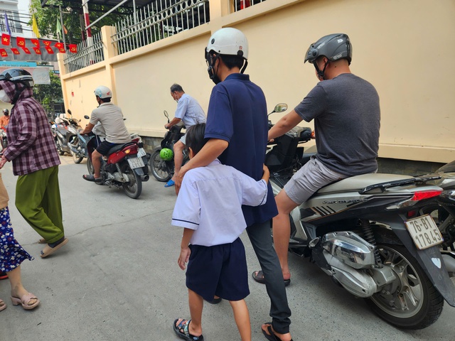 Mang cơm đến trường, phụ huynh bật kh&oacute;c lo lắng bữa ăn b&aacute;n tr&uacute; của con - Ảnh 5.