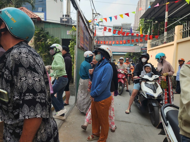 Mang cơm đến trường, phụ huynh bật kh&oacute;c lo lắng bữa ăn b&aacute;n tr&uacute; của con - Ảnh 2.