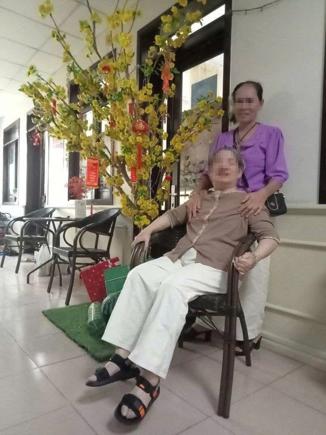 Nghề nu&ocirc;i bệnh: Chăm hũ tro cốt, lo cơm c&uacute;ng cho người đ&atilde; khuất - Ảnh 1.