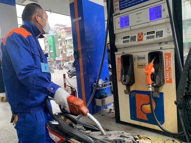 Giá xăng dầu đồng loạt tăng - Ảnh 1.