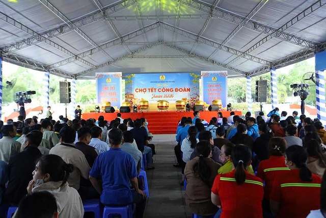 Qu&agrave; Tết &yacute; nghĩa cho người lao động T&acirc;y Ninh trong chương tr&igrave;nh Chợ Tết C&ocirc;ng đo&agrave;n 2026 - Ảnh 1.