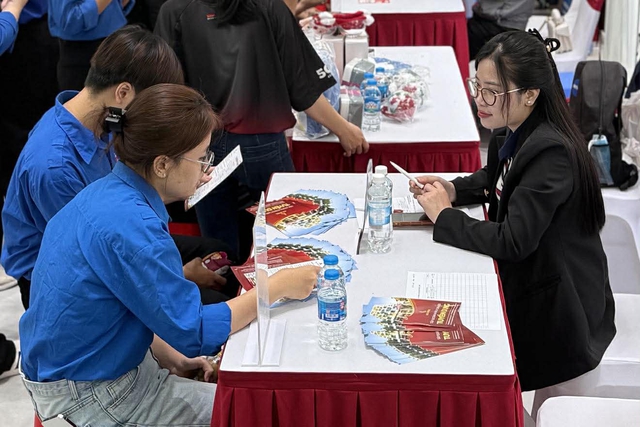 Nh&acirc;n lực c&ocirc;ng nghệ - kỹ thuật vẫn 'kh&aacute;t', lương 20 triệu đồng ng&agrave;y c&agrave;ng phổ biến- Ảnh 1.