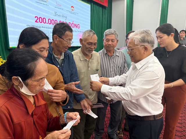 Trao quà tết cho bà con vùng rốn lũ hạ du sông Bàn Thạch- Ảnh 1. Trao quà tết cho bà con vùng rốn lũ hạ du sông Bàn Thạch- Ảnh 1.