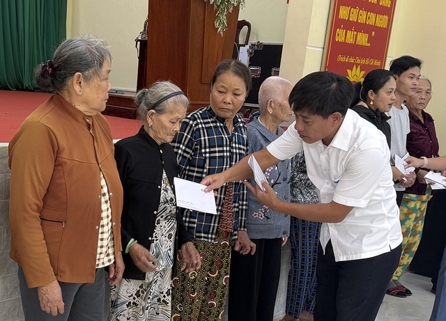 Trao quà tết cho bà con vùng rốn lũ hạ du sông Bàn Thạch- Ảnh 2. Trao quà tết cho bà con vùng rốn lũ hạ du sông Bàn Thạch- Ảnh 2.