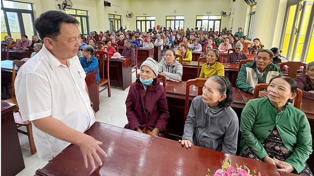 Trao quà tết cho bà con vùng rốn lũ hạ du sông Bàn Thạch- Ảnh 3. Trao quà tết cho bà con vùng rốn lũ hạ du sông Bàn Thạch- Ảnh 3.