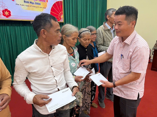 Trao quà tết cho bà con vùng rốn lũ hạ du sông Bàn Thạch- Ảnh 5. Trao quà tết cho bà con vùng rốn lũ hạ du sông Bàn Thạch- Ảnh 5.