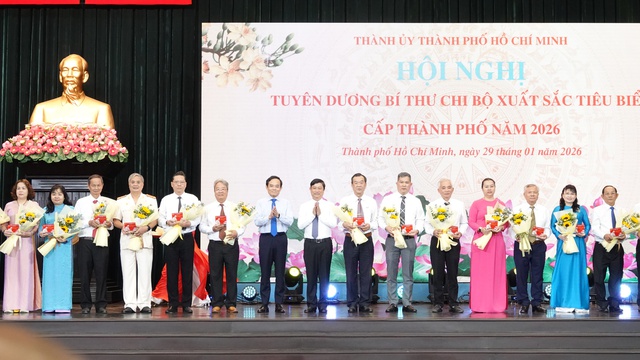TP.HCM tuyên dương 233 bí thư chi bộ xuất sắc sau hợp nhất- Ảnh 2. TP.HCM tuyên dương 233 bí thư chi bộ xuất sắc sau hợp nhất- Ảnh 2.
