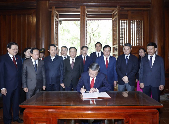 Tổng B&iacute; thư T&ocirc; L&acirc;m d&acirc;ng hương tưởng niệm Chủ tịch Hồ Ch&iacute; Minh - Ảnh 2.