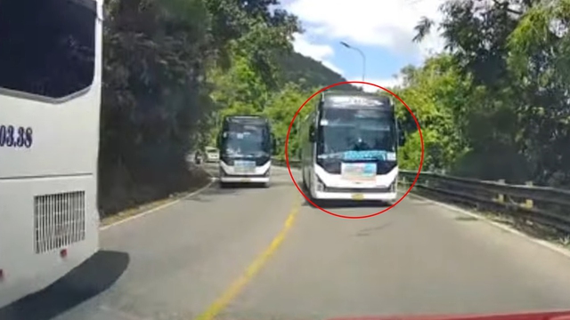 CSGT xử phạt t&agrave;i xế l&aacute;i xe kh&aacute;ch chở học sinh vượt 'như tự s&aacute;t' tr&ecirc;n đ&egrave;o - Ảnh 1.