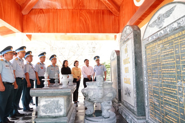 B&aacute;o Thanh Ni&ecirc;n dựng bia tưởng niệm 18 liệt sĩ tại Trung đo&agrave;n Kh&ocirc;ng qu&acirc;n 917- Ảnh 1.