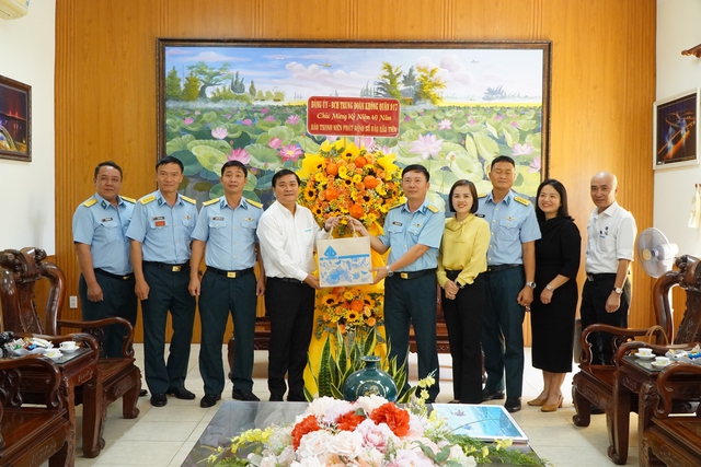 B&aacute;o Thanh Ni&ecirc;n dựng bia tưởng niệm 18 liệt sĩ tại Trung đo&agrave;n Kh&ocirc;ng qu&acirc;n 917- Ảnh 10.