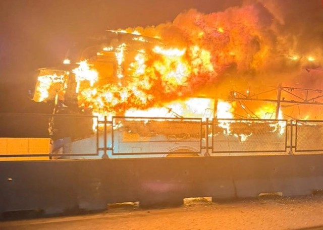 Xe khách bốc cháy trên cao tốc, nam sinh lớp 12 tử vong- Ảnh 1. Xe khách bốc cháy trên cao tốc, nam sinh lớp 12 tử vong- Ảnh 1.