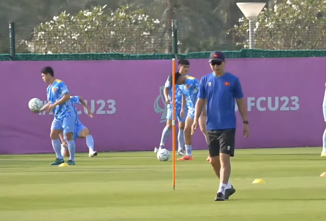 Thanh Nh&agrave;n xỏ gi&agrave;y đinh trở lại, HLV Kim h&agrave;o hứng tập c&ugrave;ng U.23 Việt Nam dưới trời nắng chang chang- Ảnh 1.