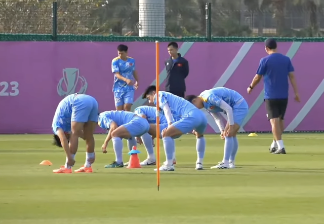 Thanh Nh&agrave;n xỏ gi&agrave;y đinh trở lại, HLV Kim h&agrave;o hứng tập c&ugrave;ng U.23 Việt Nam dưới trời nắng chang chang- Ảnh 2.