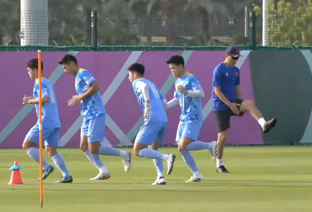 Thanh Nh&agrave;n xỏ gi&agrave;y đinh trở lại, HLV Kim h&agrave;o hứng tập c&ugrave;ng U.23 Việt Nam dưới trời nắng chang chang- Ảnh 3.