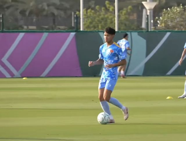 Thanh Nh&agrave;n xỏ gi&agrave;y đinh trở lại, HLV Kim h&agrave;o hứng tập c&ugrave;ng U.23 Việt Nam dưới trời nắng chang chang- Ảnh 5.