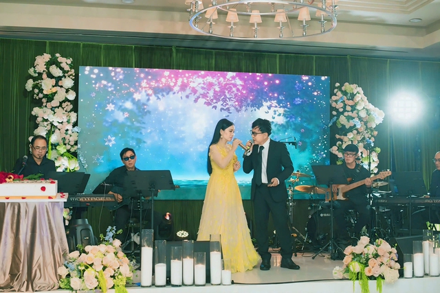 Ông xã tỉ phú của ca sĩ Hà Phương hiếm hoi lộ diện - Ảnh 4.