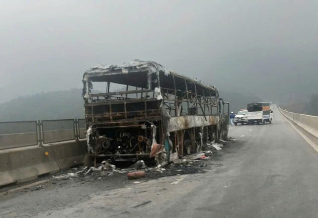 Xe khách bốc cháy trên cao tốc, nam sinh lớp 12 tử vong- Ảnh 2. Xe khách bốc cháy trên cao tốc, nam sinh lớp 12 tử vong- Ảnh 2.