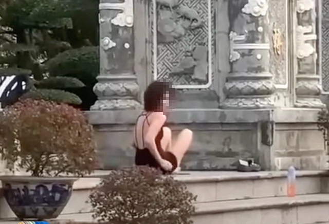 Người phụ nữ 'mặc ngắn cũn cỡn' tạo dáng yoga trước chùa Linh Ứng gây bức xúc- Ảnh 2. Người phụ nữ 'mặc ngắn cũn cỡn' tạo dáng yoga trước chùa Linh Ứng gây bức xúc- Ảnh 2.