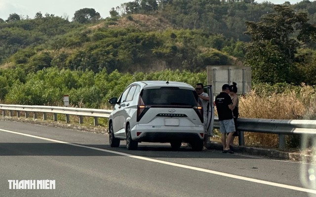 Dừng, đỗ xe ở l&agrave;n khẩn cấp tr&ecirc;n cao tốc: Bật đ&egrave;n Hazard liệu c&oacute; đủ? - Ảnh 1.
