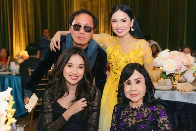 Ông xã tỉ phú của ca sĩ Hà Phương hiếm hoi lộ diện - Ảnh 2.