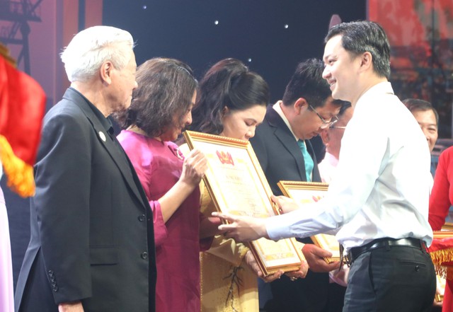 H&agrave;nh tr&igrave;nh sẻ chia tr&aacute;ch nhiệm với cộng đồng v&agrave; người d&acirc;n v&ugrave;ng biển đảo- Ảnh 3.