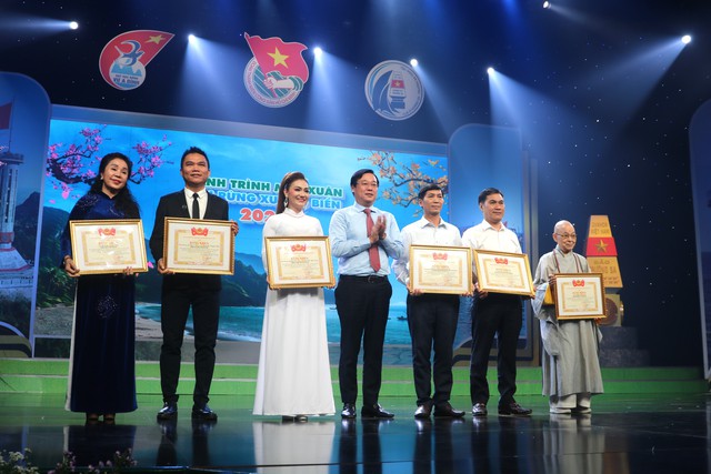 H&agrave;nh tr&igrave;nh sẻ chia tr&aacute;ch nhiệm với cộng đồng v&agrave; người d&acirc;n v&ugrave;ng biển đảo- Ảnh 1.