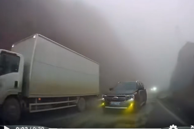 Vượt sai quy định su&yacute;t g&acirc;y tai nạn, t&agrave;i xế &ocirc; t&ocirc; biển xanh bị xử phạt - Ảnh 1.