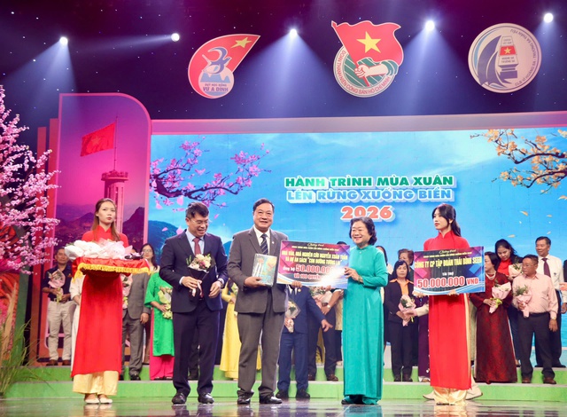 Hành trình sẻ chia trách nhiệm với cộng đồng và người dân vùng biển đảo- Ảnh 7. Hành trình sẻ chia trách nhiệm với cộng đồng và người dân vùng biển đảo- Ảnh 7.