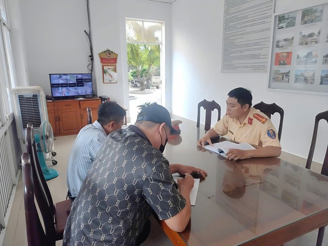 Xử phạt 2 t&agrave;i xế xe bu&yacute;t sử dụng điện thoại khi l&aacute;i xe - Ảnh 3.