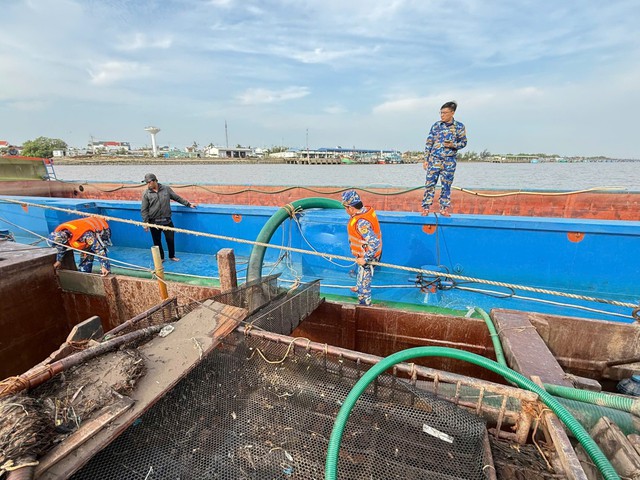 Bắt 4 tàu sắt chở gần 800 mét khối cát từ hướng biển đi vào sông Cửa Đại- Ảnh 2. Bắt 4 tàu sắt chở gần 800 mét khối cát từ hướng biển đi vào sông Cửa Đại- Ảnh 2.