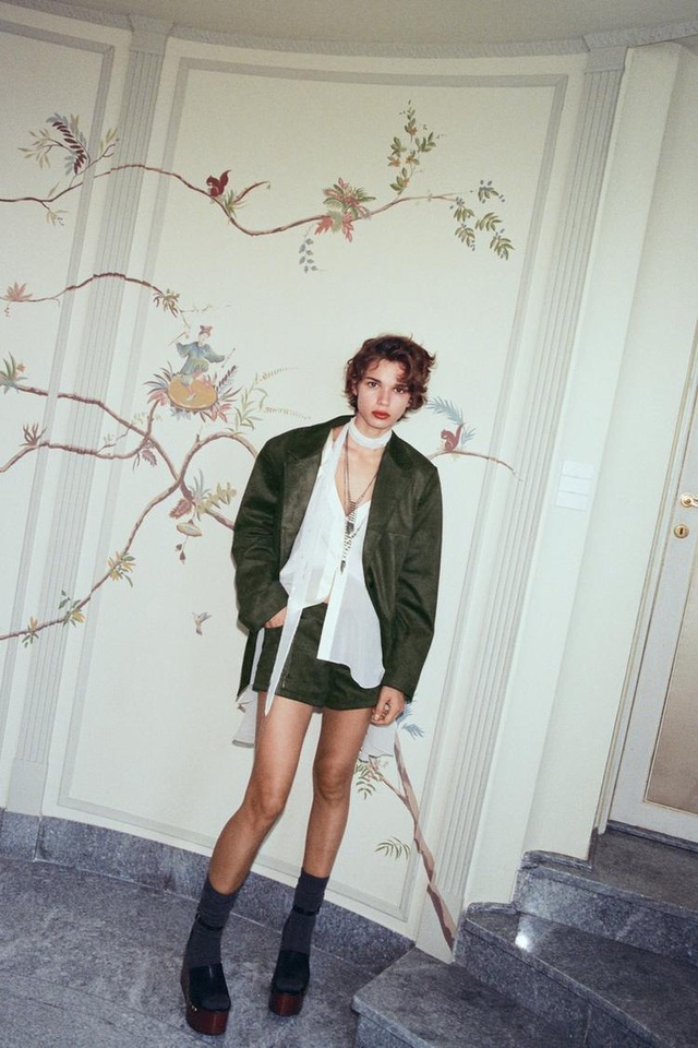 Làm chủ trang phục sắc xanh rêu thời thượng - Ảnh 4.