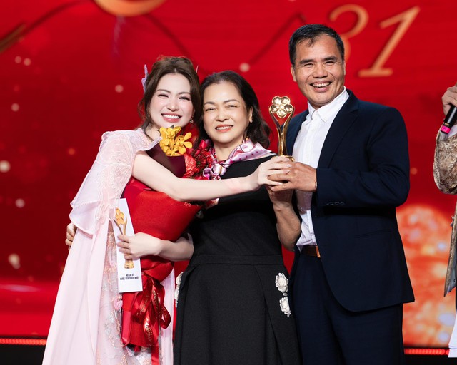 H&ograve;a Minzy bị chỉ tr&iacute;ch 'cướp s&oacute;ng' khi mời cả bố mẹ l&ecirc;n s&acirc;n khấu nhận giải - Ảnh 1.