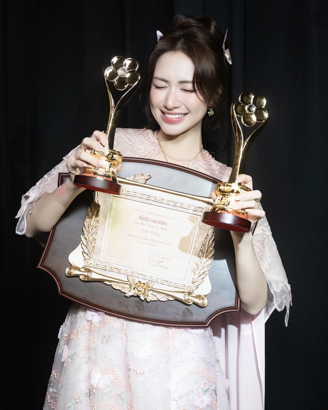 H&ograve;a Minzy bị chỉ tr&iacute;ch 'cướp s&oacute;ng' khi mời cả bố mẹ l&ecirc;n s&acirc;n khấu nhận giải - Ảnh 3.